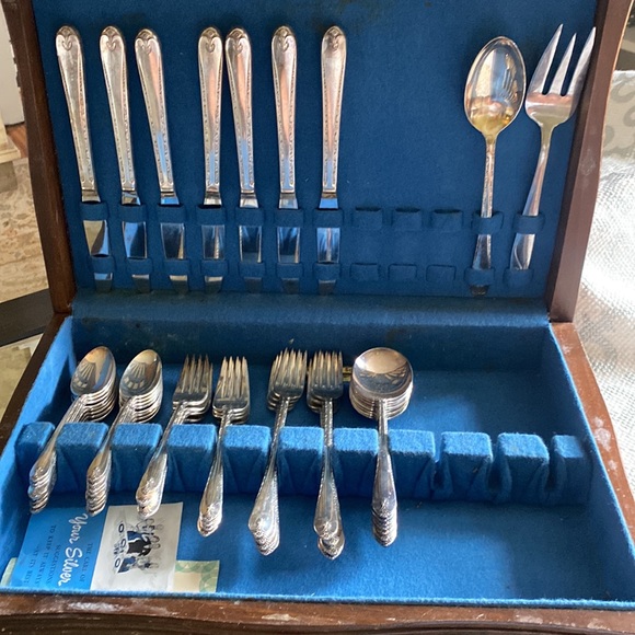 WM. Rogers & Son Other - WM. Rogers & Sons Exquisite 49 Piece Silverplate Flatware / Silverware In Case.